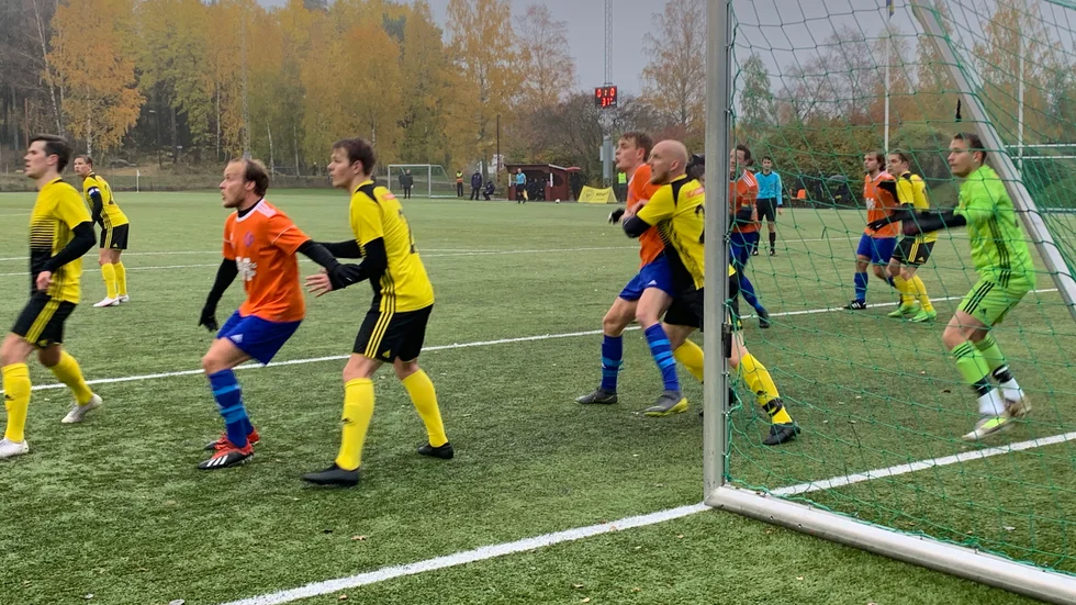 Tuff kamp i cupfinalen framför matchvinnaren målvakten Hugo Åhman i Bälinge. 