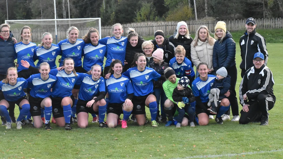 Här är Frödinges kvalsegrande lag efter vinsten mot Gnosjö. Nästa år spelar de åter i division två. 