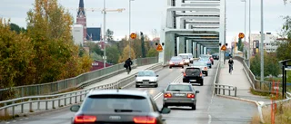 Bil vinglade fram med öppen dörr över Bergnäsbron • "Jag fick väja in i räcket för att undvika frontalkrock"