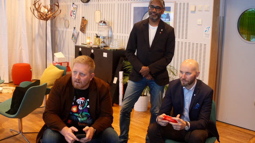 Daniel Sjögren, Fredrik Hansson och Claes Nordmark testar nya lokalproducerade spel.