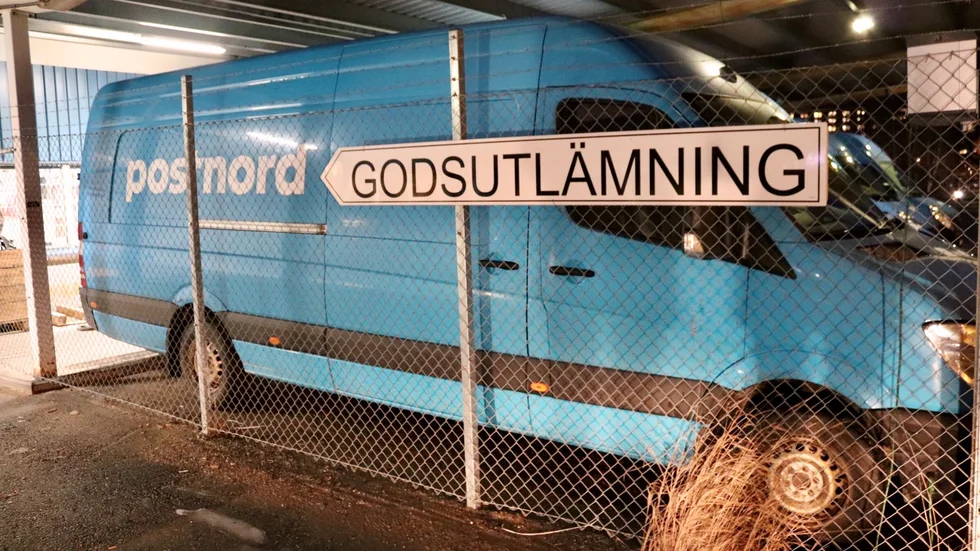 Enligt en anställd på Postnord är det svårt att hålla avståndet till kollegorna på grund av för lite utrymme.
