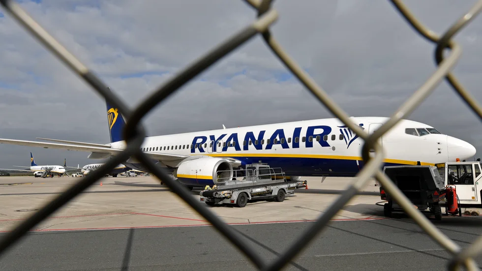 Arkivfoto av ett Ryanairplan på flygplatsen i tyska Weeze.