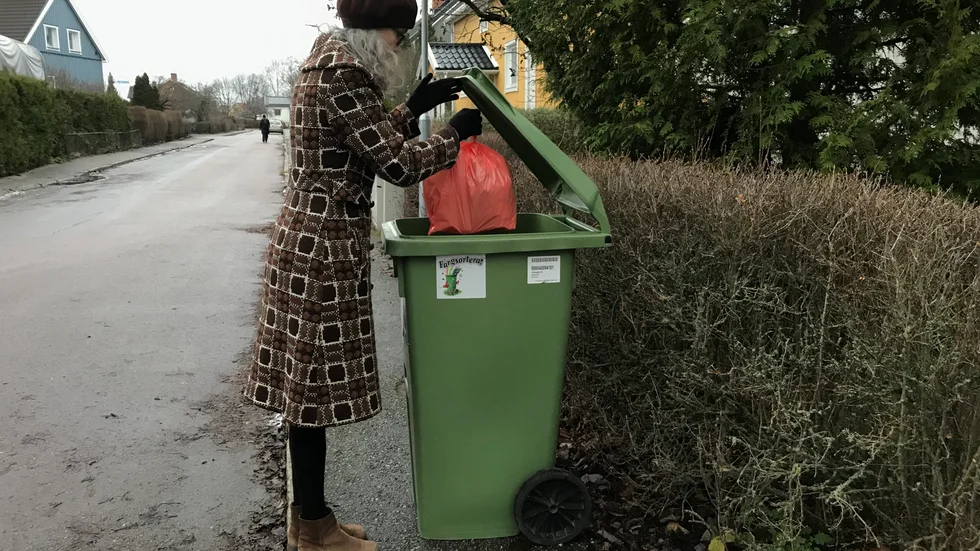 Hushållens kostnader för att få sina sorterade sopor hämtade ligger tills vidare kvar på en oförändrad nivå. Den tänkta höjningen av renhållningstaxan skjuts på framtiden. 