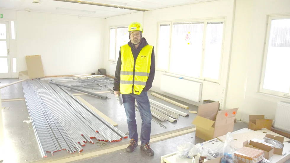 Johan Markström, BDX i Skellefteå, visar det som kommer att bli företagets nya lokaler, här ett omklädningsrum.