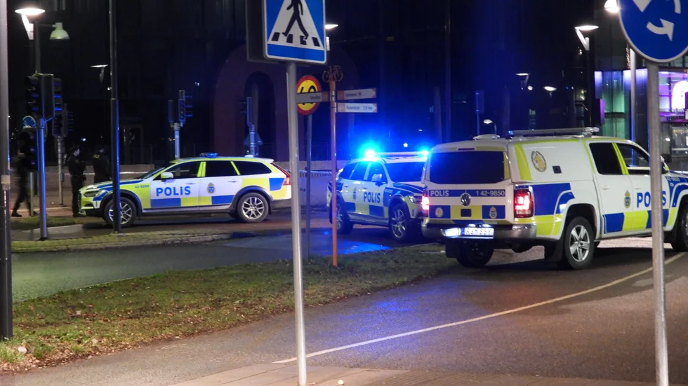 Flera polispatruller på plats.
