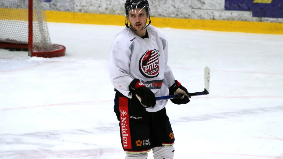 Henrik Claeson har imponerat i sin nya klubb Piteå Hockey. Nyligen belönades han med ett kontrakt av klubben som sträcker sig över den här säsongen och nästa.
