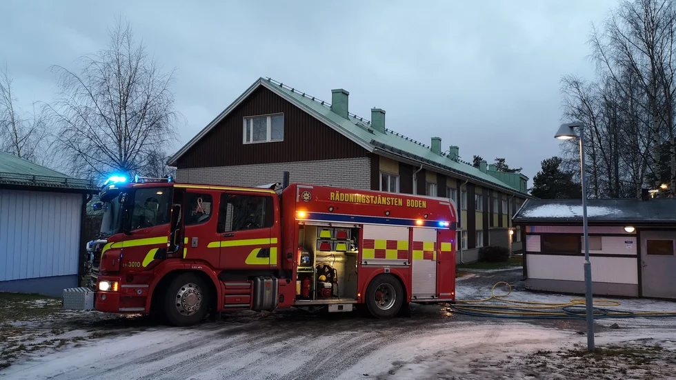 Ett värmeljus på ett parkettgolv orsakade rökutveckling i en lägenhet på Hertsön i Luleå.
