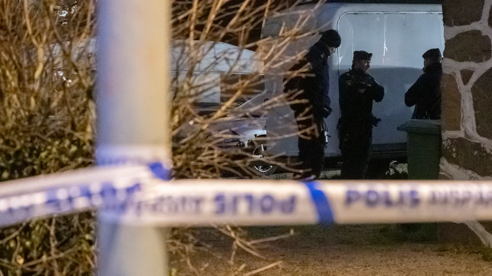 Polis och avspärrningar vid en fastighet i Åstorp efter att en person har hittats död. Personen hittades av en privatperson som slog larm, skriver polisen på sin hemsida.