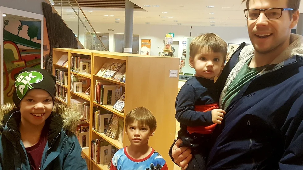 Niklas Berglund och hans tre söner fanns på plats på läslovets första dag för att låna hem nya böcker. Sonen Nils, till vänster, är en bokslukare av stora mått. Bröderna Gustav och Bror letade också efter bra läsning.