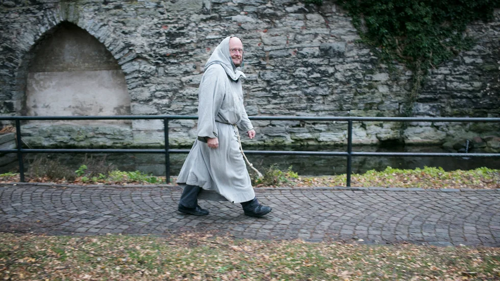 Det här är Calle Brobäck. Om ni ser honom i S:t Lars ruin så behöver ni inte bli rädda. Han är inte munkspöket.