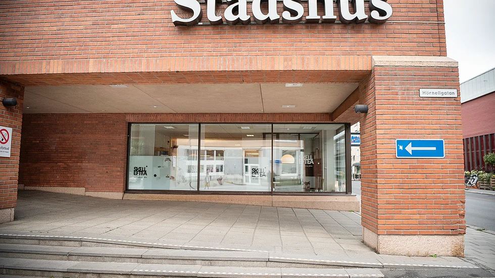 Istället för avstängning borde visselblåsaren ha fått lönepåslag, menar skribenten.