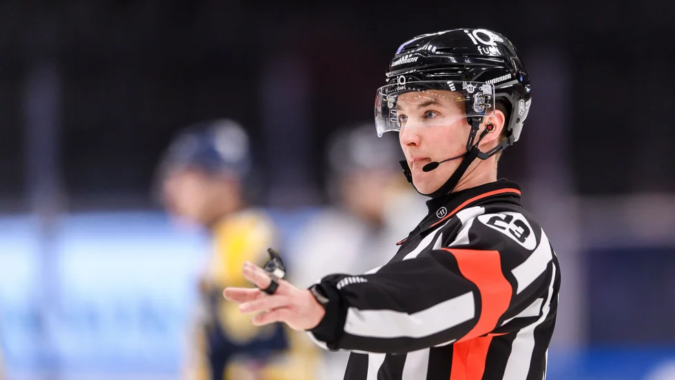 Alexander Österberg gillar att ha en dialog med spelare och ledare snarare än att dela ut utvisningar. Dock säger han själv att han behöver bli bättre på att dela ut utvisning för "abuse of officials" i vissa lägen. 