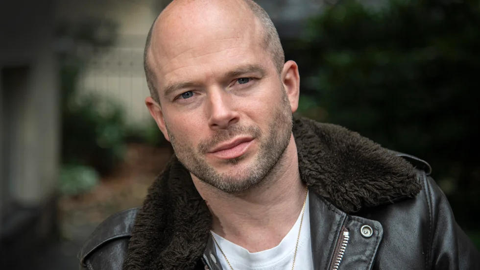 Jonas Lundqvist lyckades locka Eva Dahlgren till att gästa sitt nya album "Dubbla fantasier". "Jag har gillat henne väldigt länge, jag tycker verkligen att hon är en stjärna och att hon har en egen röst", säger han.