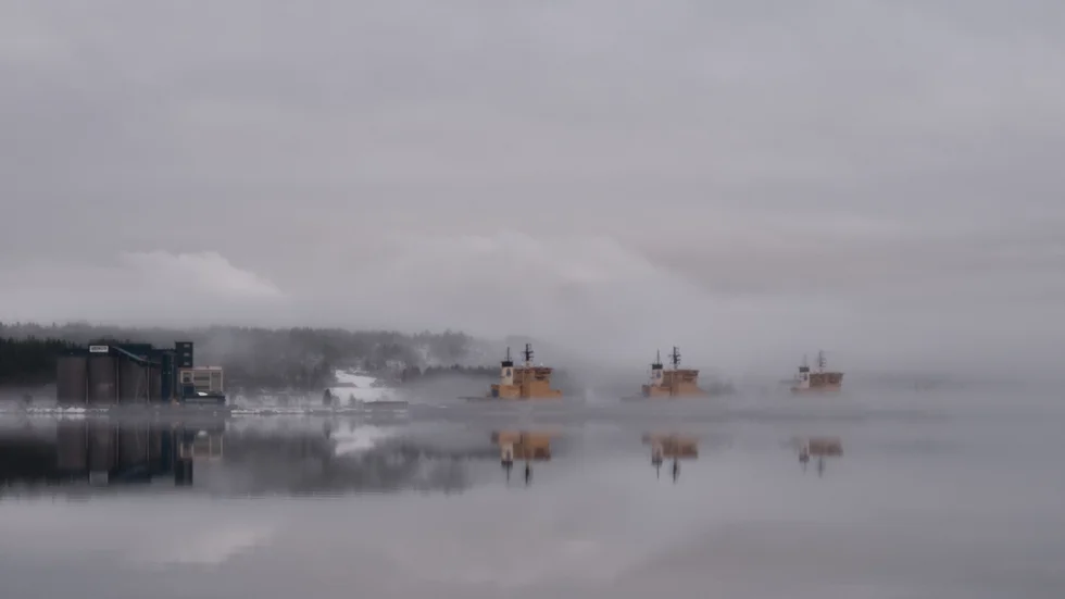 Blankt vatten i kombination med dimma ger en dramatisk effekt.