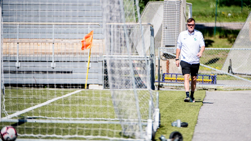 Stefan Ekström tillhör både Morön och Sunnanå som tränare. Aningen märkligt i den bemärkelse att lagen är rivaler på elitnivå. 