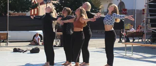 Dansskolan höll i uppvisning på torget 