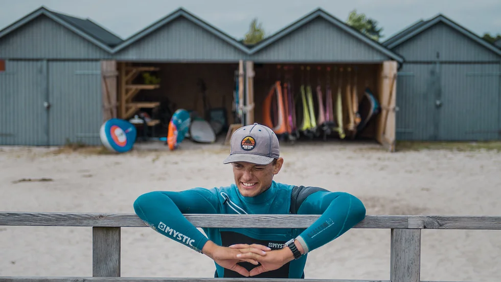 Kristoffer Kjaerran har jobbat som instruktör i fem år. Han tycker att sommarsemestern är en perfekt tid att lära sig vindsurfa.