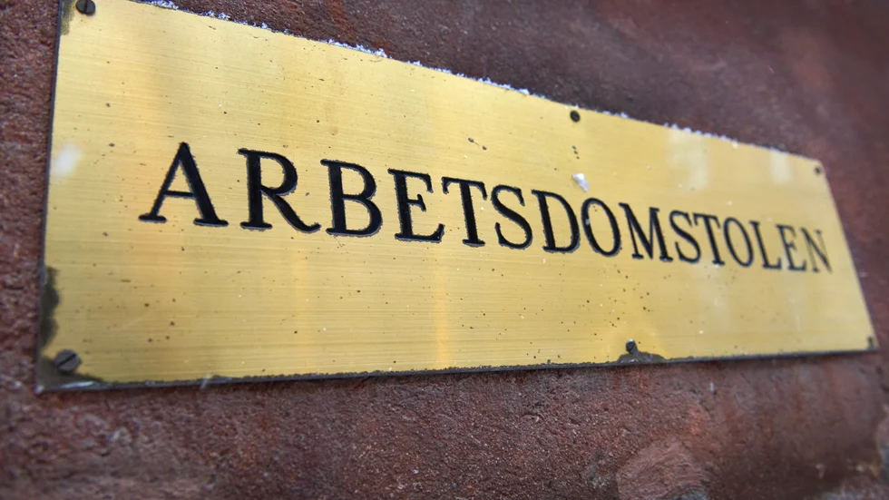 Ett fackförbund stämmer nu ett företag i Katrineholm, efter att en man inte erbjudits tjänster som facket menar att han har rätt till.