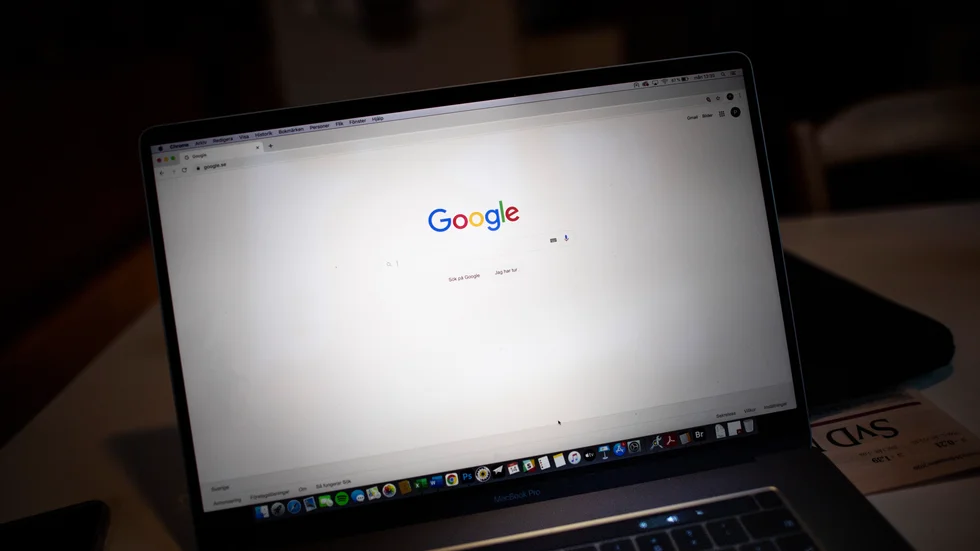 Techjättarna har en helt oreglerad makt och algoritmerna är företagshemligheter, skriver skribenterna.
