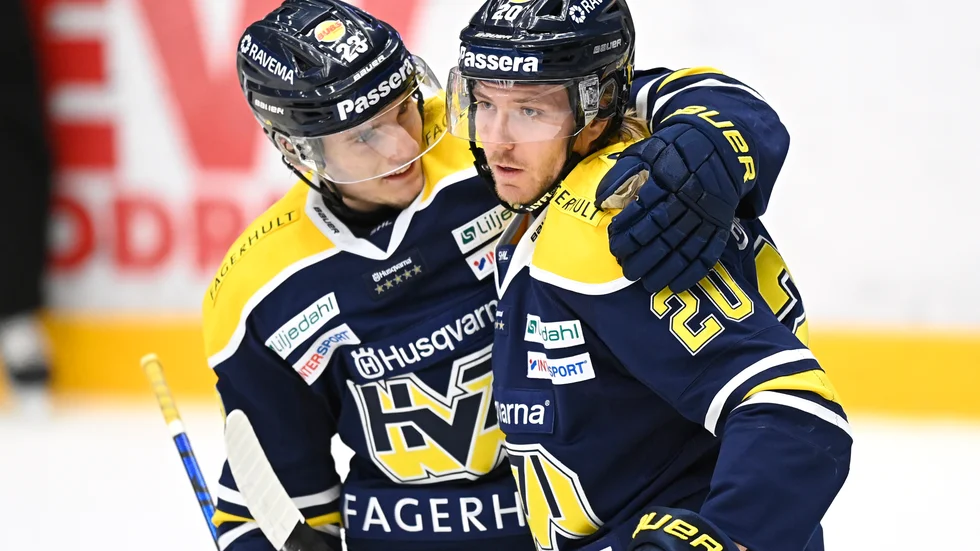 Lias Andersson, till vänster, och Linus Sandin, till höger, lämnar HV71 med omedelbar verkan. Arkivbild.