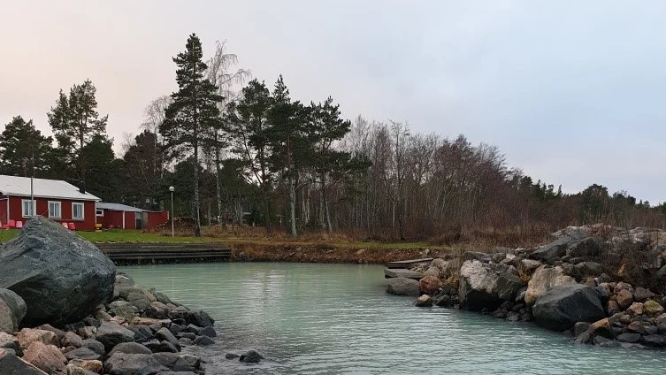 Det illaluktande och grumliga vattnet i hamnen i Storsand på Hållnäshalvön är inget oljeutsläpp. Det säger nu Kustbevakningen efter flera undersökningar i området.