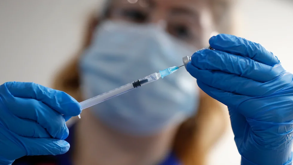 Två sjukvårdsanställda i Storbritannien fick en allergisk reaktion av Pfizers vaccin. Arkivbild.