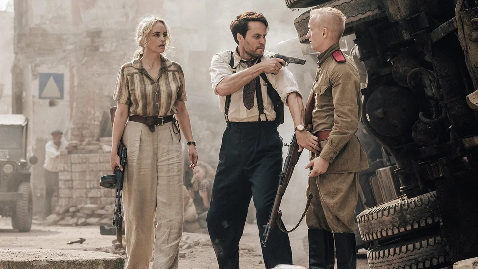 Nina Hoss och Taylor Kitsch spelar huvudrollerna i den nya tv-serien "The defeated" som snart har premiär på Viaplay. Pressbild.