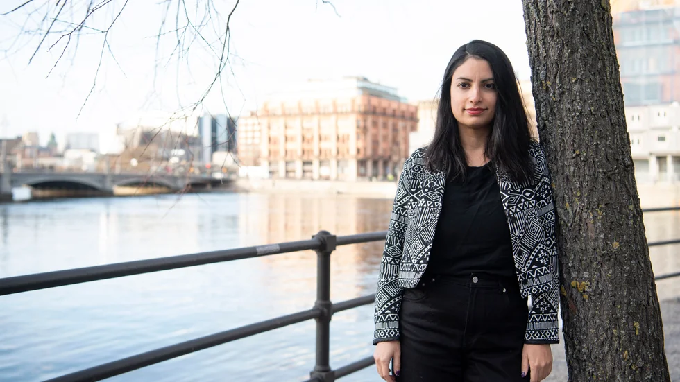 Stockholms ström vid riksdagshuset får här symbolisera den Sjöstedtska flod som den nyvalda partiledaren Nooshi Dadgostar bör hålla sig borta från. Nya tider innebär nya lägen. Förtroende istället för misstroende kanske? 