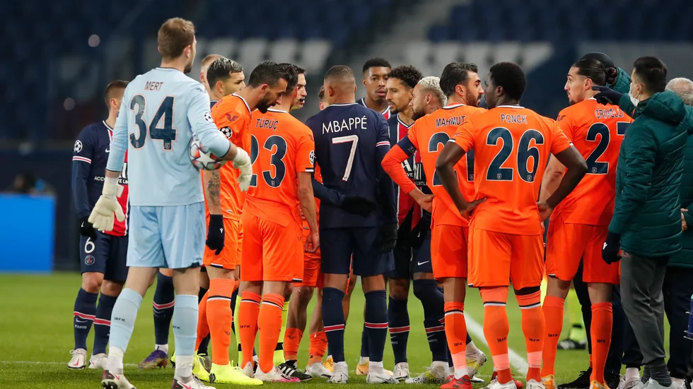 Spelarna i Paris SG och Basaksehir lämnade planen i protest mot vad man ansåg var rasistiska uttryck när fjärdedomaren pekade ut Basaksehirs assisterande tränare Pierre Webo. Matchen återupptas i kväll, med ett nytt domarteam.