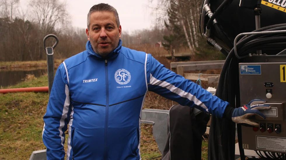 Tio personer brukar hjälpa till med snökanonerna, men enligt Martin Larsson skulle det behövs ännu fler.