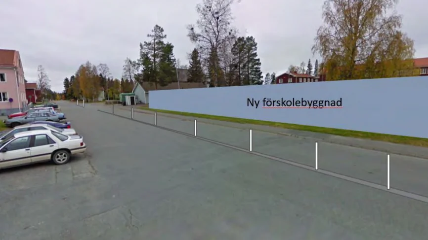 Här syns var pålar ska sättas i marken, för att smalna av Skolgatan och skapa en cykelbana.
