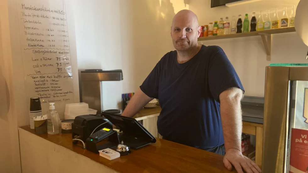 Tomas Johansson på familjeföretaget Telsas kafé på Storgatan i Strängnäs blir mycket tacksam när han får beskedet att de drygt 5 000 kronor han betalat för kommunens livsmedelskontroll ges tillbaka.