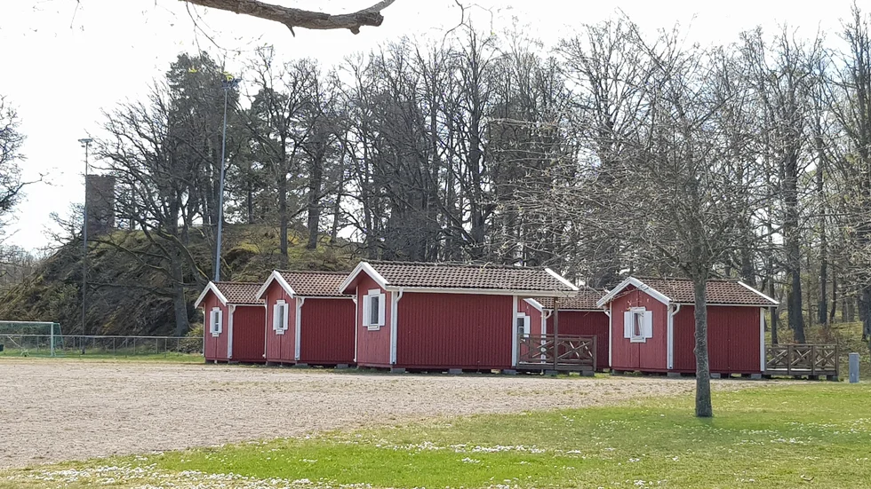 Campingplatsen vid Bysjön måste flyttas. Enligt kommunens förslag ett par 100 meter till ett hörn av Edbergafältet. Åtvidabergs bandyklubb som driver campingen vill inte alls flytta.