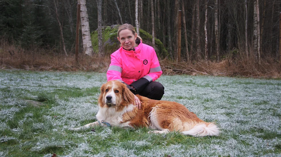 Hedvig Järpemo tillsammans med en av hennes dagishundar, blandrasen Liv. 