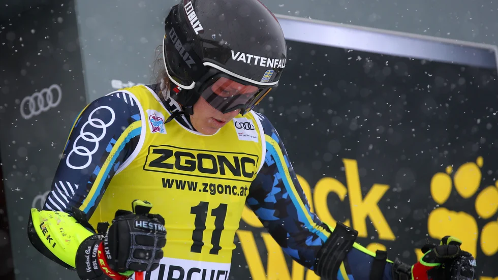 Sara Hector får inte möjlighet att ta sin andra pallplats på två dagar. Dagens storslalom i franska Courchevel skjuts upp till i morgon.