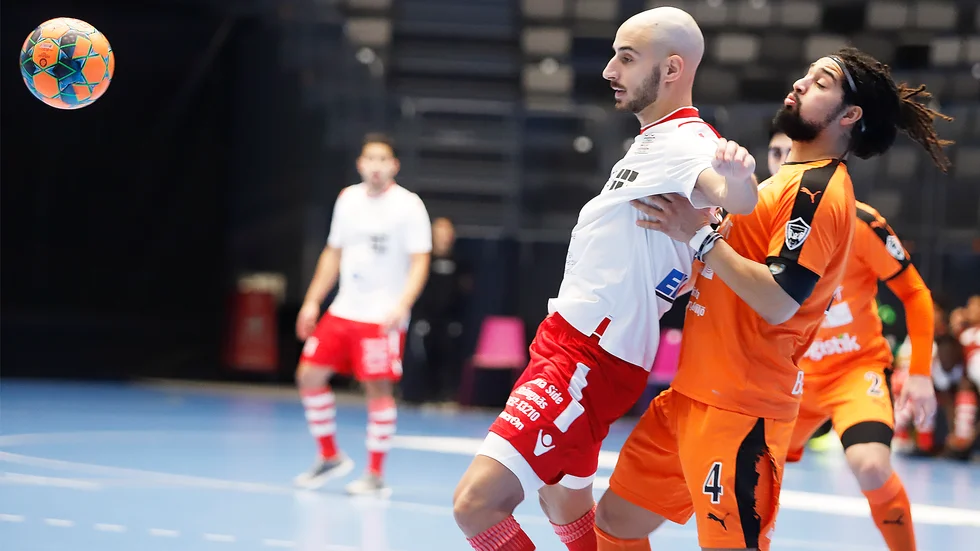 AFC-kaptenen Isam Abassi (i orange) fick ett andra gult kort och utvisning efter slutsignalen i derbyt mot Strängnäs FC.
