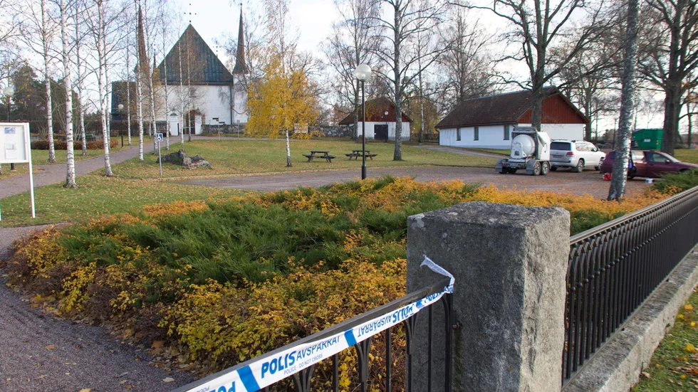 Efter en stor polisinsats i Björklinge under tisdagen kunde Nationella bombskyddet säkra ett misstänkt föremål. Fyra personer anhölls samma dag varav två nu begärts häktade.