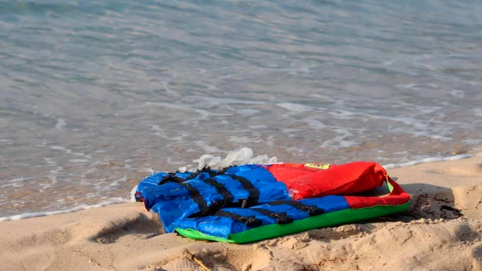 En flytväst som flutit upp på stranden efter katastrofen i Medelhavet utanför al-Khums.