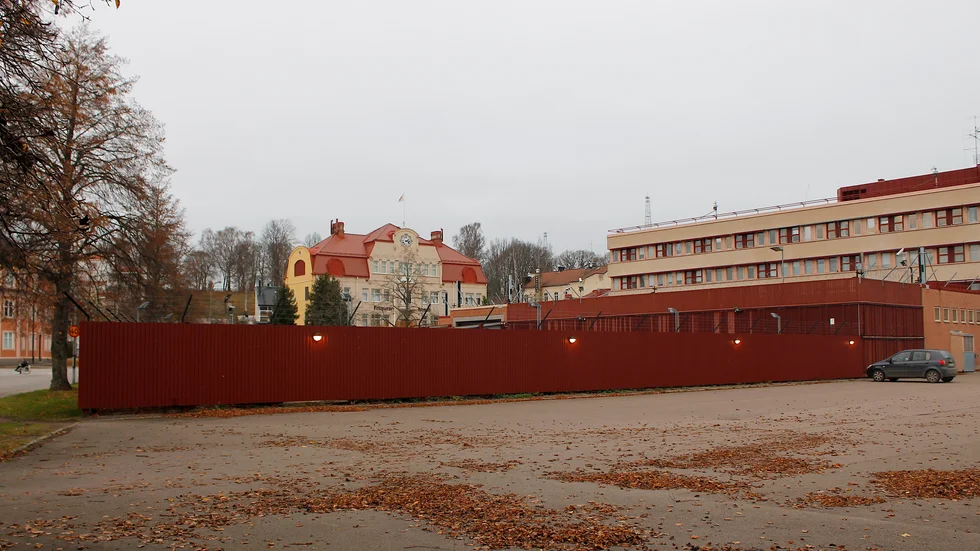 Motalapolisen måste vidta åtgärder för att kunna fortsätta förvara fordon på sin beslagsgård. Kommunen konstaterar att gården inte är lämplig för den typen av verksamhet.