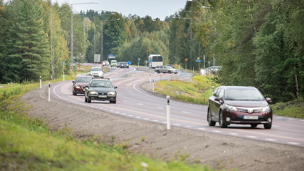 Underhållet på väg 372 är bristfälligt, menar skribenten. 