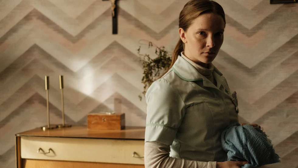 Morfydd Clark spelar den unga troende sköterskan Maud i skräckfilmen "Saint Maud". Pressbild.