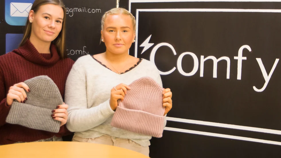 Alva Rönnehed och Filippa Andersson driver UF-företag Comfy UF. Projektet har rullat på sedan höstterminens start. "Vi har lärt oss väldigt mycket på kort tid", säger Filippa Andersson.