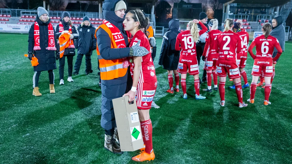 Skadade målvakten Guro Pettersen tröstade Sejde Abrahamsson efter matchen.