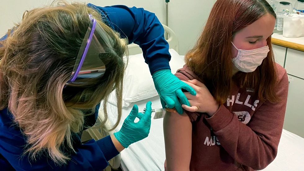 Det kommer flera signaler om annalkande vaccin mot covid-19 och coronasmittan. Den globala styrkan hos vetenskap och näringsliv i samverkan ger hopp.