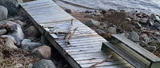 Bråte och förlista bryggor i stormens spår