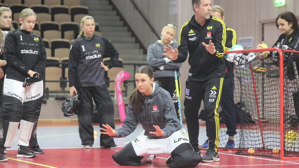 Frida Görtz är målvakt i Endres SSL-lag och hjälper även till med klubbens nystartade målvaktsakademi. Här med instruktören Henrik Edwall i bakgrunden.