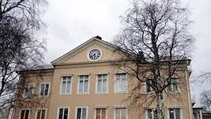I förhandlingen i tingsrätten beslutades att mannen ska vara fortsatt häktad i väntan på dom.