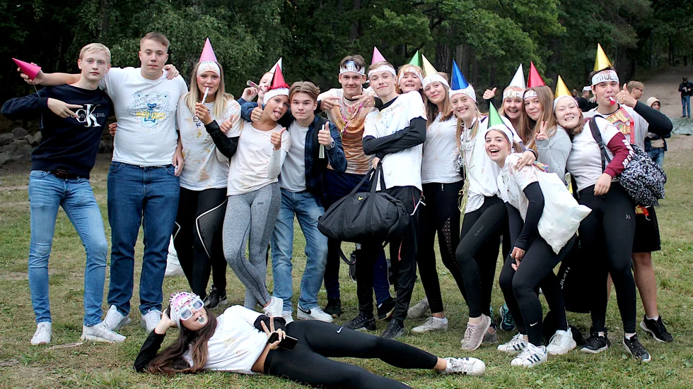 Stafett, på en inoljad presenning i Vallabacken, var en av aktiviteterna som klass en klass på Folkungaskolan överraskades med av sina faddrar.