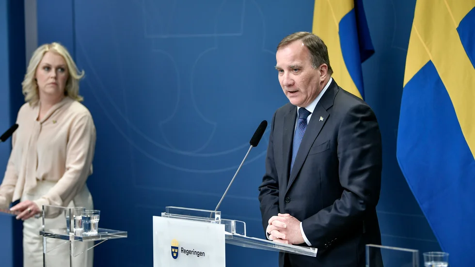 Socialminister Lena Hallengren och statsminister Stefan Löfven på en tidigare pressträff. Arkivbild.