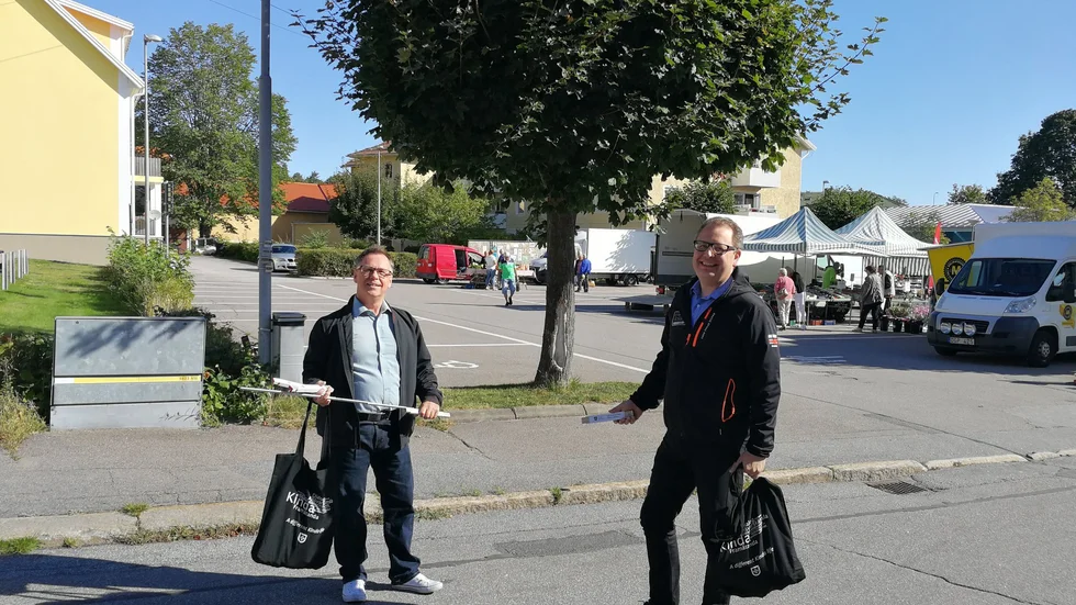 "De ska medvetandegöra att vi fortfarande behöver hålla avstånd", förklarar Conny Forsberg (S) som med Lars Karlsson (L) delade ut måttstockar under fredagen.